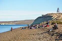 La playa delimitada por un accidente costero.