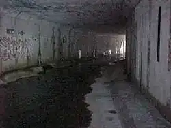 Interior de un drenaje para tormenta hecho de una voluminosa caja de hormigón armado en Ontario, Canadá.