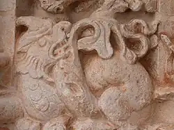 Dragón devorando la propia cola, en una referencia a la desmesura, al salvajismo, a la autodestrucción...o en realidad emulando los ciclos de la Naturaleza, en franca alusión al tema oriental de la serpiente mordiéndose la cola.