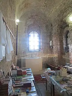 Interior de la iglesia con la pila bautismal en el fondo, tras la reconstrucción