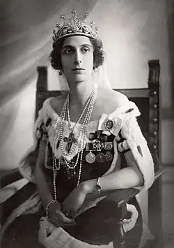 La princesa heredera Luisa Mountbatten luciendo la diadema de la reina Sofía.