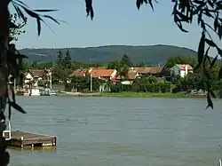 Kisoroszi, vista desde el otro lado del ramal Szentendrei-Duna
