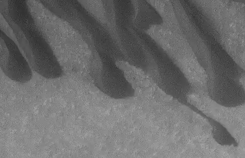 Marte Global Surveyor imagen de parte de área en la foto anterior. Los sitios oscuros están resueltos para ser dunas de arena. La imagen tomada bajo el MOC Público Apuntando Programa.