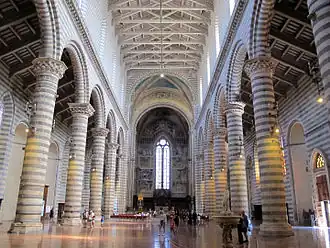 La nave central de la catedral de Orvieto, Italia, tiene dos niveles: arcada y ventanas de un simple clerestorio separadas por una cornisa.