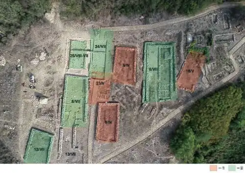 Fotografía de los edificios de la isla Grande del eneolítico temprano y tardío.