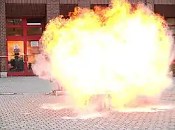 La bola de fuego generada se extiende rápidamente