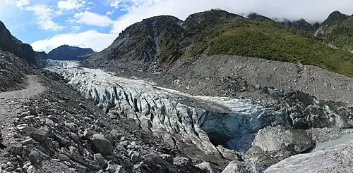 2013, que muestra la altura máxima del glaciar alcanzada en torno a 2009.