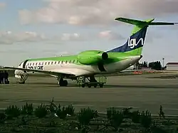 ERJ 145 de Lagunair estacionado en el aeropuerto de Valladolid.
