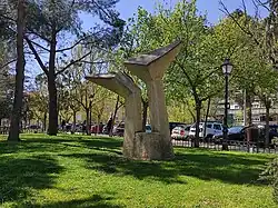Escultura de Carlos Armiño de un bloque de hormigón divida en dos formando una especia de tridente de dos picos