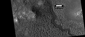 Vista cercana de canales en el Cráter Lyot