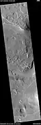 Amplia vista de las crestas, visto por HiRISE en el programa HiWish. También se puede ver un segmento de canal en la imagen.