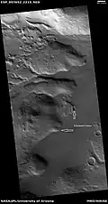 Vista ampliada de cráteres exhumados, imagen por HiRISE bajo el programa HiWish