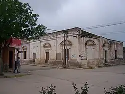 Tradicional vivienda en una esquina del casco urbano