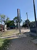 Cartel vertical de la estación Sourigues en Avenida Gral. Belgrano