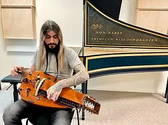 Sergio González Prats toca la zanfona con un clavecin de fondo