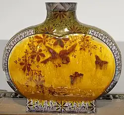 Florero 'de caja' en porcelana con decoración chinesca, diseñado por Théodore Deck en 1889.