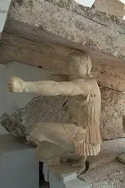Figura de Heracles reconstruida que se encontraba en el frontón del templo de Afaya.