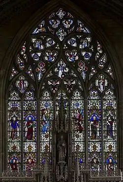 Detalle de la traceria y vidrieras de la ventana oriental