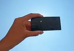 Fotografía tomada con vidrio para soldador del eclipse solar parcial en su apogeo en Chihuahua, México a las 11:40 a. m.
