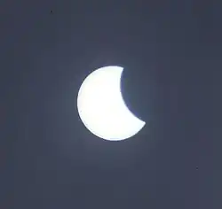 Fotografía del eclipse proyectado mediante prismáticos en Puebla, México