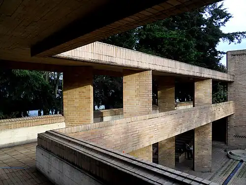 Corredor del edificio 225 de posgrados en Ciencias Humanas.