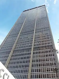 Fachada norte desde el nivel de la calle