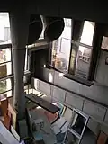 Vista general de la sala de atención a público desde una ventana de la caja de escaleras .