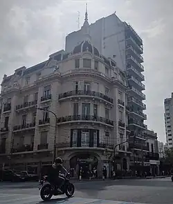 Avenida Corrientes 3989, esquina Medrano, Buenos Aires.