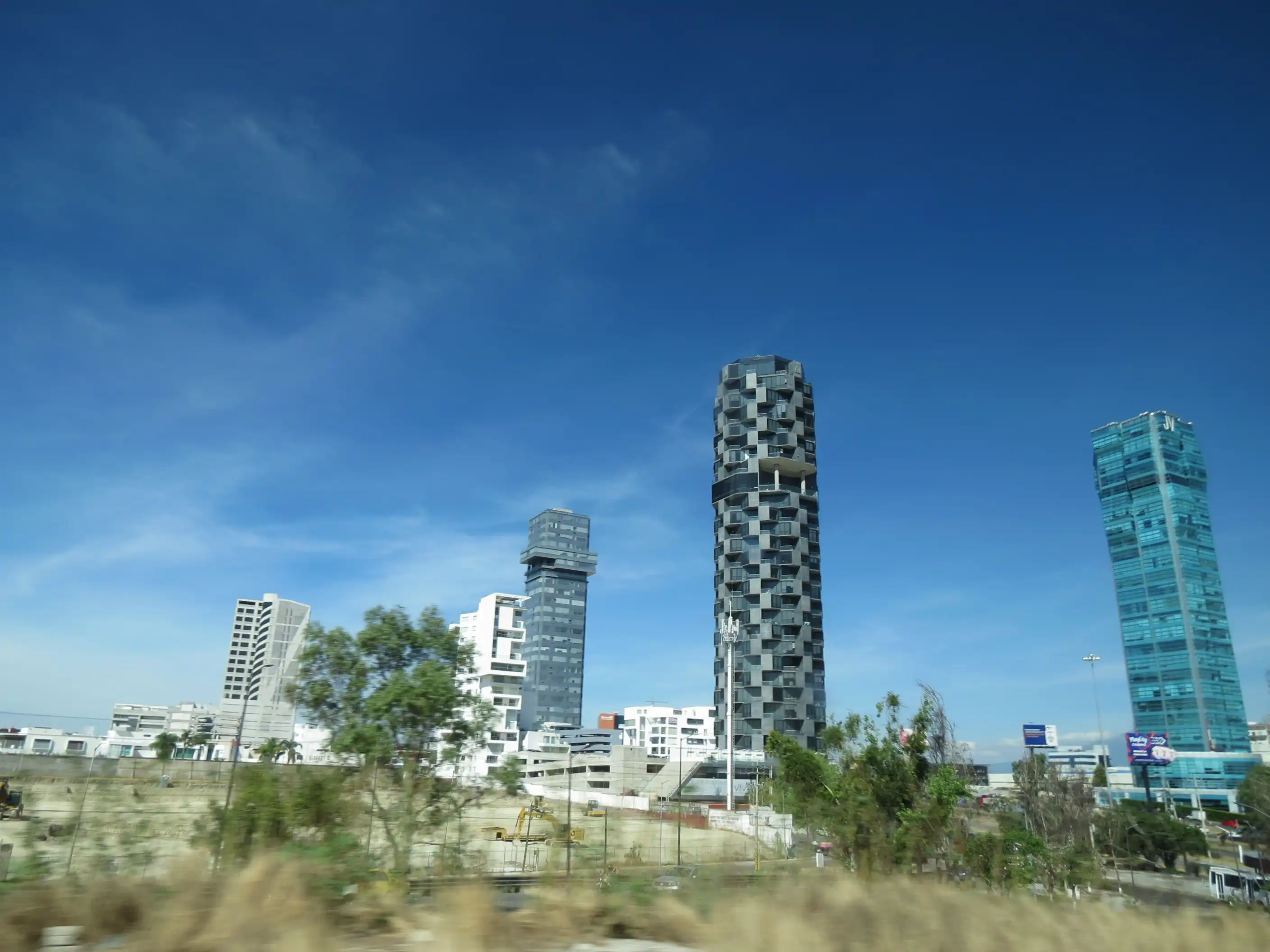 Edificios_de_la_zona_de_Atlixcáyotl_06