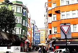 Edificios racionalistas en Calle Oidor Gregorio Tovar en el barrio de Os Mallos