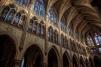 Alzado norte de la nave y vitrales del s. XIX