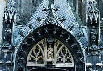 Detalle de estatua del dintel de puerta trasera