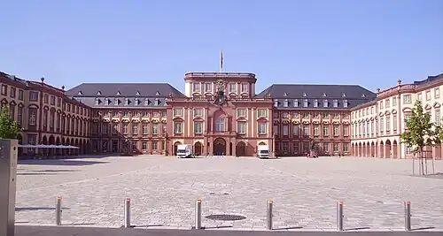 Palacio de Mannheim, construido entre 1720 y 1760 por los príncipes electores Carlos III Felipe de Neoburgo y Carlos Teodoro del Palatinado, fue la residencia de los Príncipes electores del Palatinado desde 1720 hasta 1777.