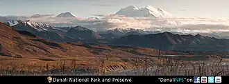 Vista de la Reserva nacional Denali (Alaska), donde se observa el clima de tundra húmedo en primer plano y el clima gélido de montaña atrás.