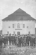 Hombres y muchachos judíos ante la Sinagoga de Eišiškės, Lituania, 1911-1914