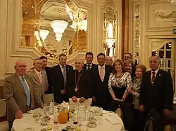 El Cardenal Arzobispo Rouco Varela y el Concejal Presidente de la Junta Municipal de Carabanchel Carlos Izquierdo Torres con la Junta de Gobierno de la Congregación, en una comida de hermandad.