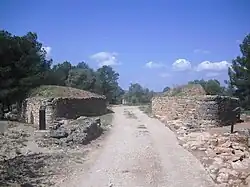 Torres pentagonales de defensa en la entrada del poblado.