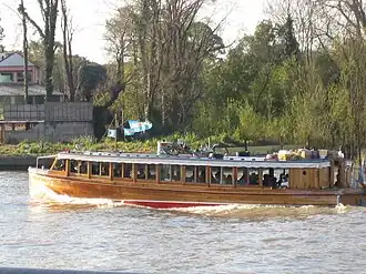 Lancha colectiva sobre el Río Luján.