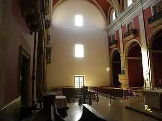 Vista interior hacia los pies de la iglesia.