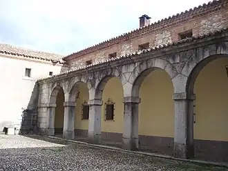 Claustro que da a la entrada de la iglesia