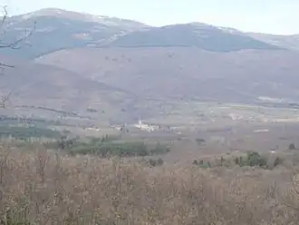 El monasterio se integra en el paisaje montañoso que ofrece el valle del Lozoya
