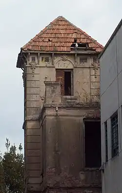 «El Castillo del Abuelo» fue la residencia de Dessy (vista desde la puerta de la escuela primaria).