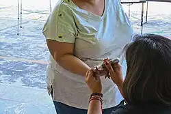 Persona recibe tinta electoral en el pulgar luego de emtir su voto.