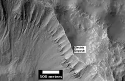 Capas en depósito Electris de tonos claros, como las ve HiRISE. Los barrancos son visibles a la izquierda.