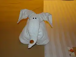 Toalla enrollada en forma de elefante