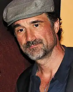 Elias Koteas interpreta al capitán James 'Bugger' Staros.
