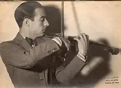 Elvino Vardaro tocando el violín.
