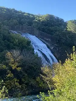 En ese momento se encuentra vertiendo