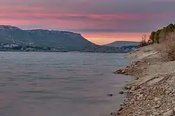 Vista del embalse durante la puesta de sol.