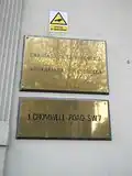 Placa a las afuera de la embajada